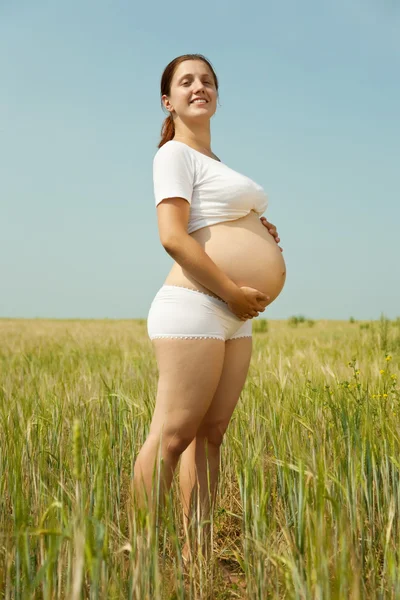 Mulher grávida em campo — Fotografia de Stock