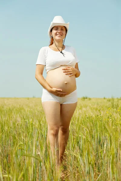 Zwangere vrouw op gebied van rogge — Stockfoto