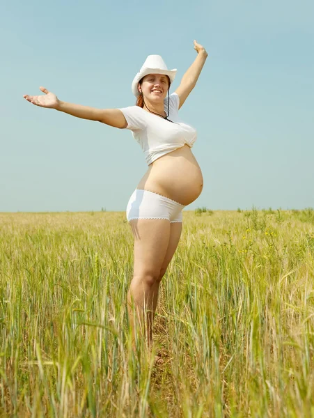 Mulher grávida no campo de centeio — Fotografia de Stock