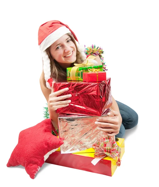 Menina em um chapéu de santa sentado com presentes de Natal — Fotografia de Stock