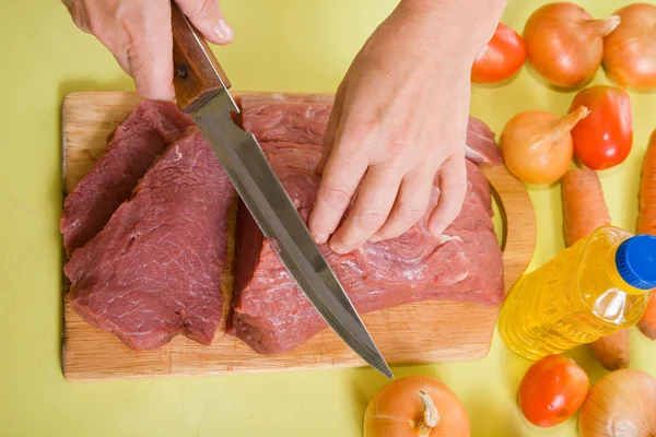F cook hands cutting beef — Stock Photo, Image