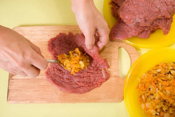 Koch macht gefülltes Rindfleisch — Stockfoto