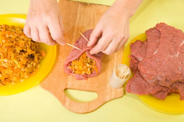 Cook sewing stuffed beef by toothpicks — Stock Photo, Image