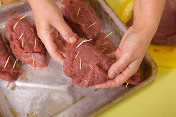 Cook puts stuffed beef to cook griddle — Stock Photo, Image