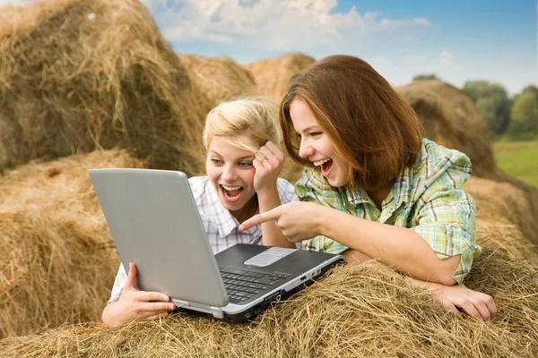 Happy land flickor avkopplande med laptop — Stockfoto