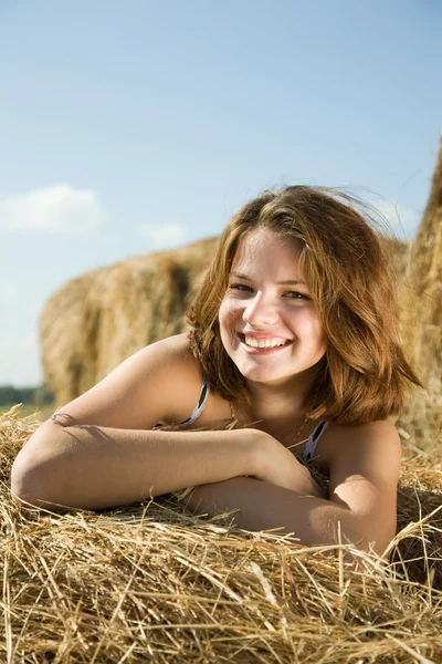干し草で楽しむ女の子 — ストック写真