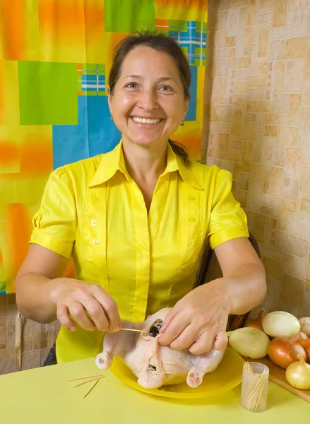 Donna che cuce pollo da stuzzicadenti — Foto Stock