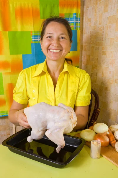 Frau kocht gefülltes Hühnchen — Stockfoto