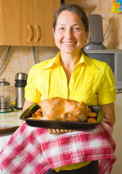 Woman with cooked chicken — Stock Photo, Image