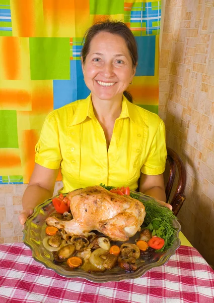 Woman with cooked chicken — Stock Photo, Image