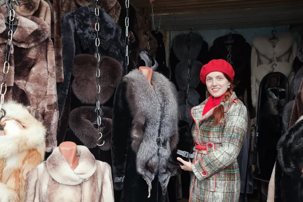 stock image Woman chooses fur coat