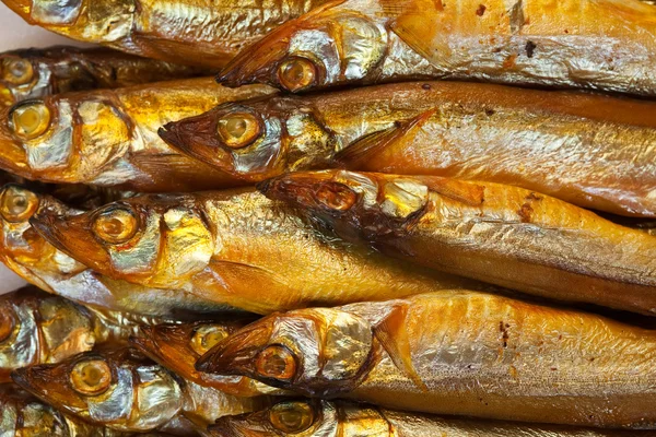 Фон Золотистой Копченой Рыбы Крупным Планом — стоковое фото