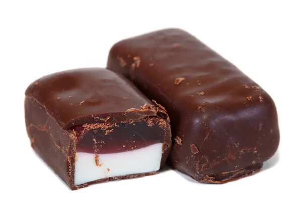 キャンディ フルーツとチョコレートでいっぱい 白い背景の上の分離 — ストック写真