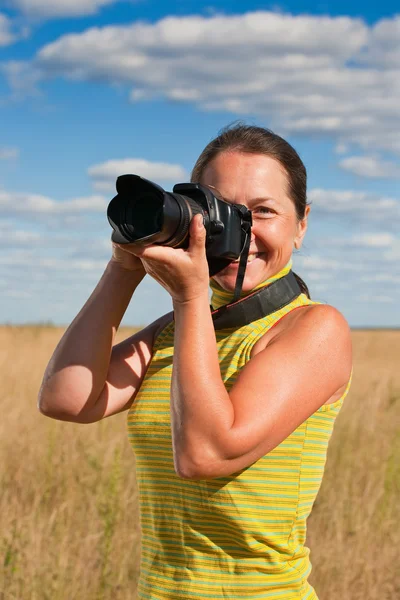 Donna scattare foto con macchina fotografica — Foto Stock