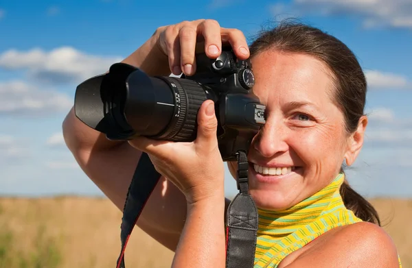 Senior vrouwelijke fotograaf — Stockfoto