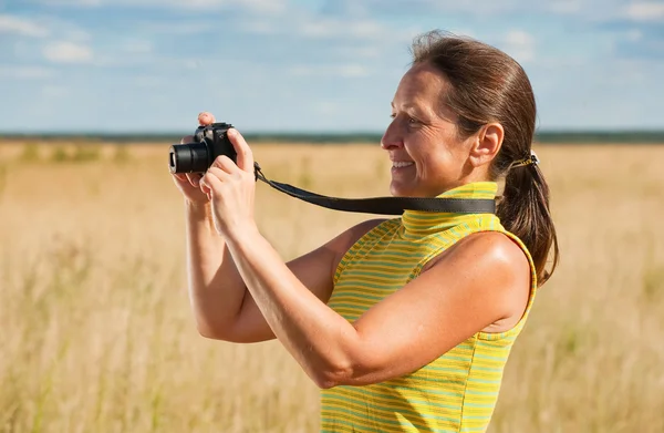 Mujer tomando fotos con la cámara — Foto de Stock