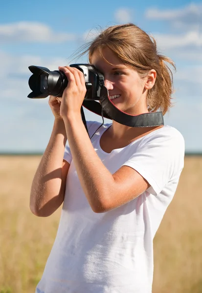 Dívka užívání fotografií s fotoaparátem — Stock fotografie