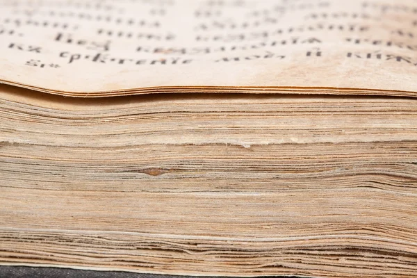 Закрытие Страниц Древней Библейской Книги — стоковое фото