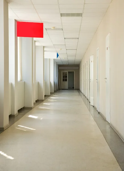 非常长长的走廊 与许多办事处商务中心 — 图库照片