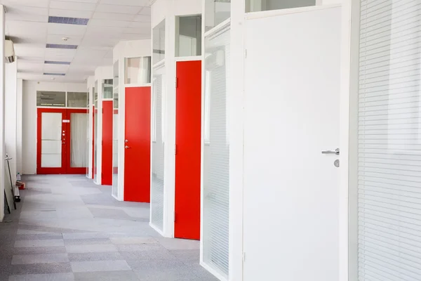 Çok Uzun Merkezi Ile Birçok Ofis Koridorunda — Stok fotoğraf