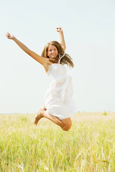 Chica saltando en el campo — Foto de Stock