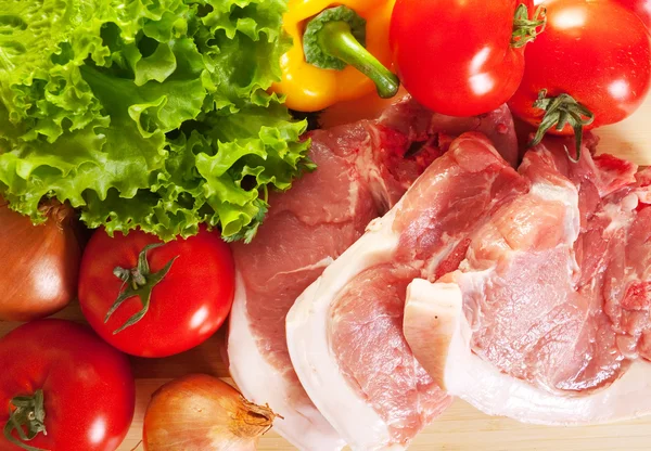 Surowe mięso i warzywa — Zdjęcie stockowe