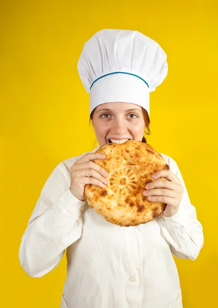 Женщина Пекарь Проверяет Свежий Хлеб Желтый — стоковое фото