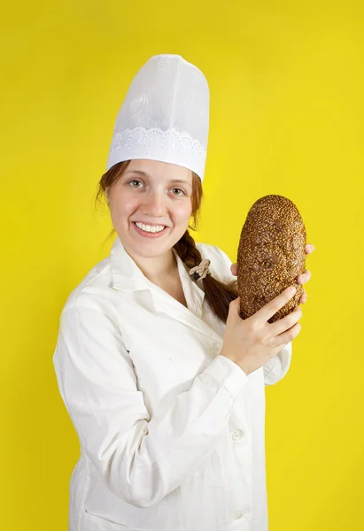 Piekarz jest przedstawienie świeżego chleba — Zdjęcie stockowe