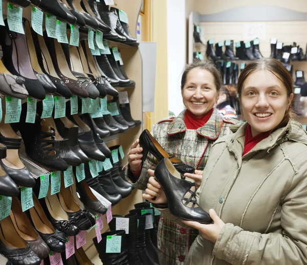 Kobiety w sklepie buty — Zdjęcie stockowe