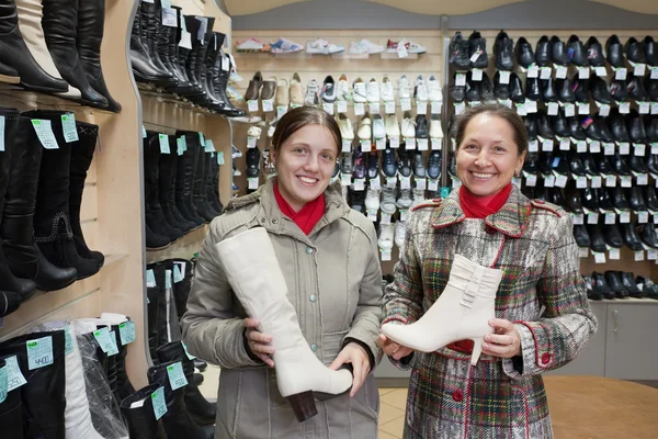 Twee Vrouwen Kiest Hoge Boot Schoenen Winkel — Stockfoto