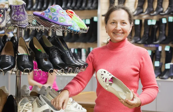 Mulher Madura Escolhe Sapatos Loja Sapatos — Fotografia de Stock