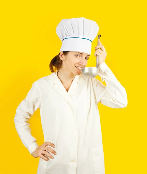Kvinnliga kock provsmakning från slev — Stockfoto