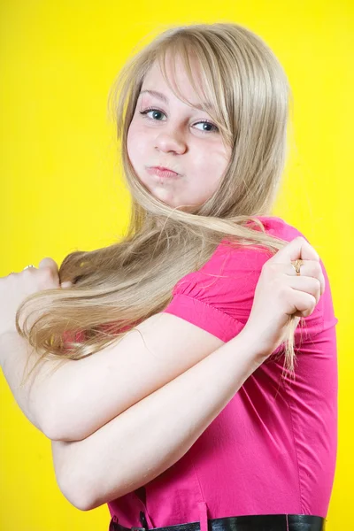 Mädchen Bläst Ihre Wangen Über Gelbem Hintergrund Auf — Stockfoto