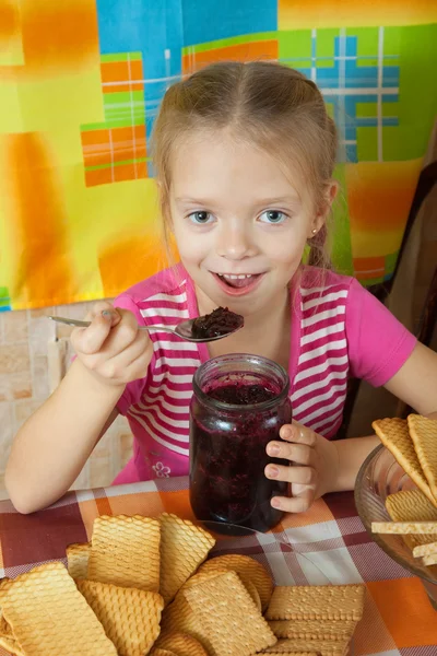 Liten Flicka Äter Confiture Från Glasburk Kök — Stockfoto