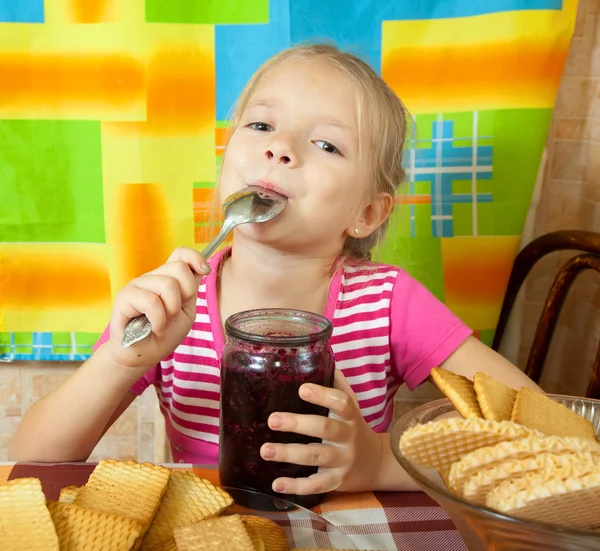 Dziewczynka jedzenie konserwy — Zdjęcie stockowe
