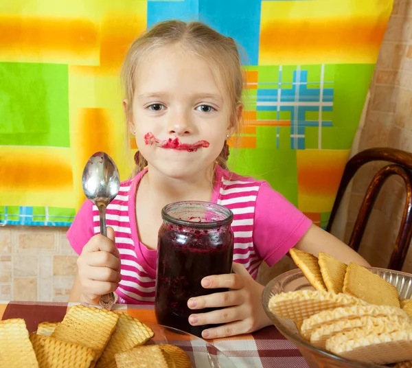Küçük kız reçel yemek — Stok fotoğraf