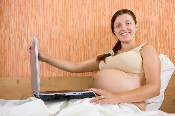 Femme enceinte avec ordinateur portable — Photo