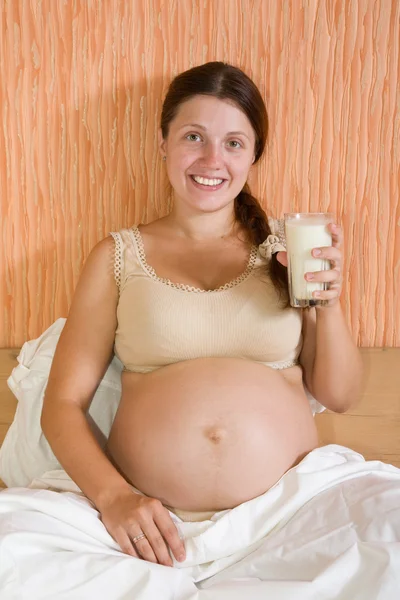 Chica Embarazada Con Leche Mano — Foto de Stock