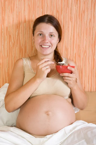 Hamile kadın lor yeme — Stok fotoğraf