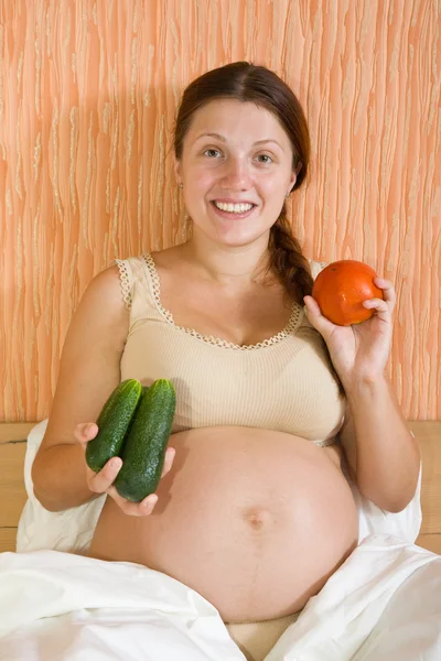 Mujer embarazada con verduras — Foto de Stock