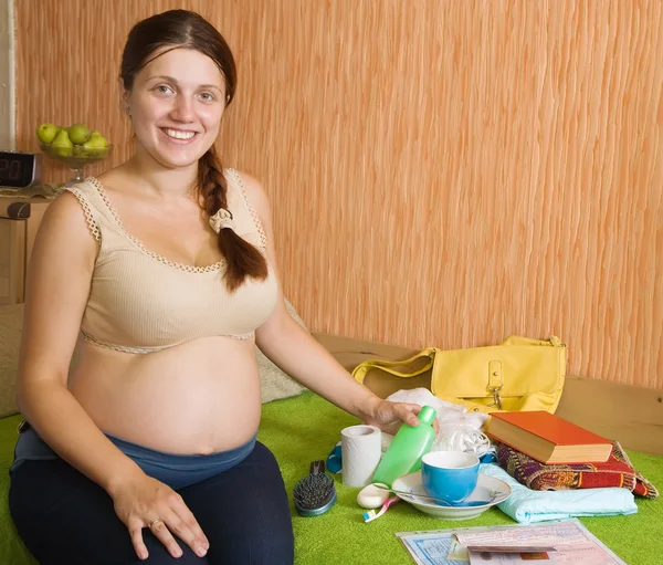 Беременная женщина готовится к родам домой — стоковое фото