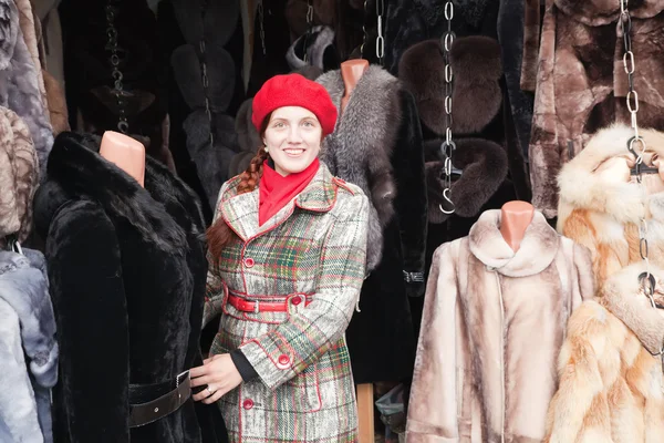여성 모피 코트를 선택 — 스톡 사진