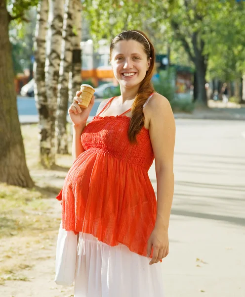 都市通りでアイスクリームと妊娠中の女性 — ストック写真