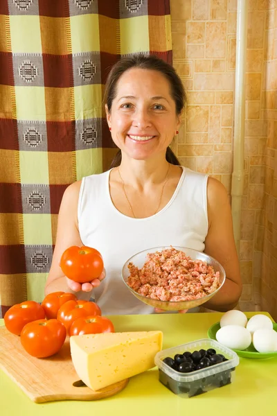 Vrouw met voedingsmiddelen voor kiwi tomaat — Stockfoto