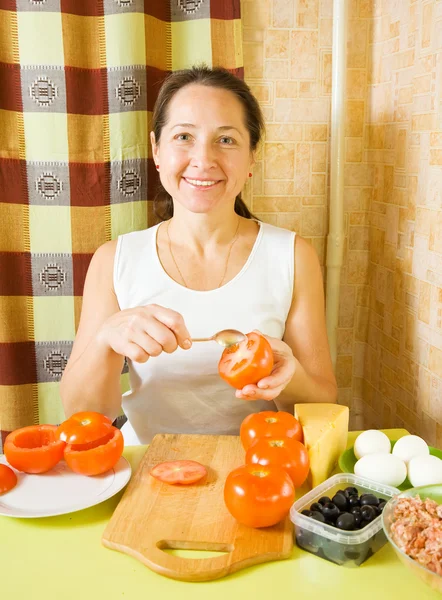 Mujer Madura Haciendo Tomate Relleno Cocina Ver Serie Etapas Cocción — Foto de Stock