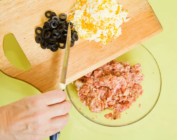 特写的添加磨碎的鸡蛋和橄榄切片在驳得体无完肤 在烹饪的酿番茄系列阶段中看到 — 图库照片