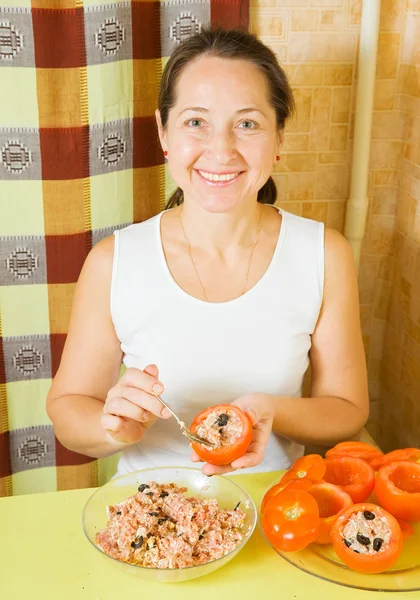 Woman Stuffing Tomato Her Kitchen See Series Stages Cooking Stuffed — Stock Photo, Image
