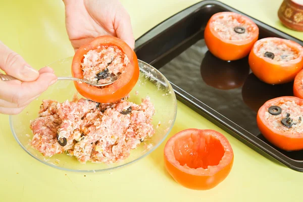 stock image Woman making stuffed tomato in her kitchen. See in series stages of cooking of farci tomato