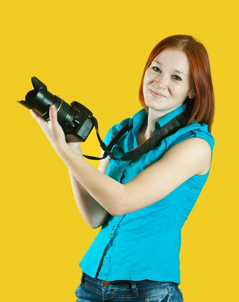 Молода жінка з камерою — стокове фото