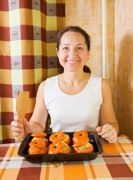 Woman with roasted farci tomato — Stock Photo, Image
